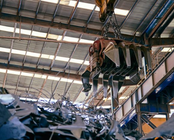 Recycling plant, large grabbing machine